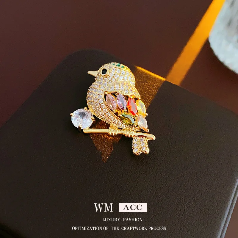 Брошь из настоящего золота с гальваническим цирконом легкая роскошная