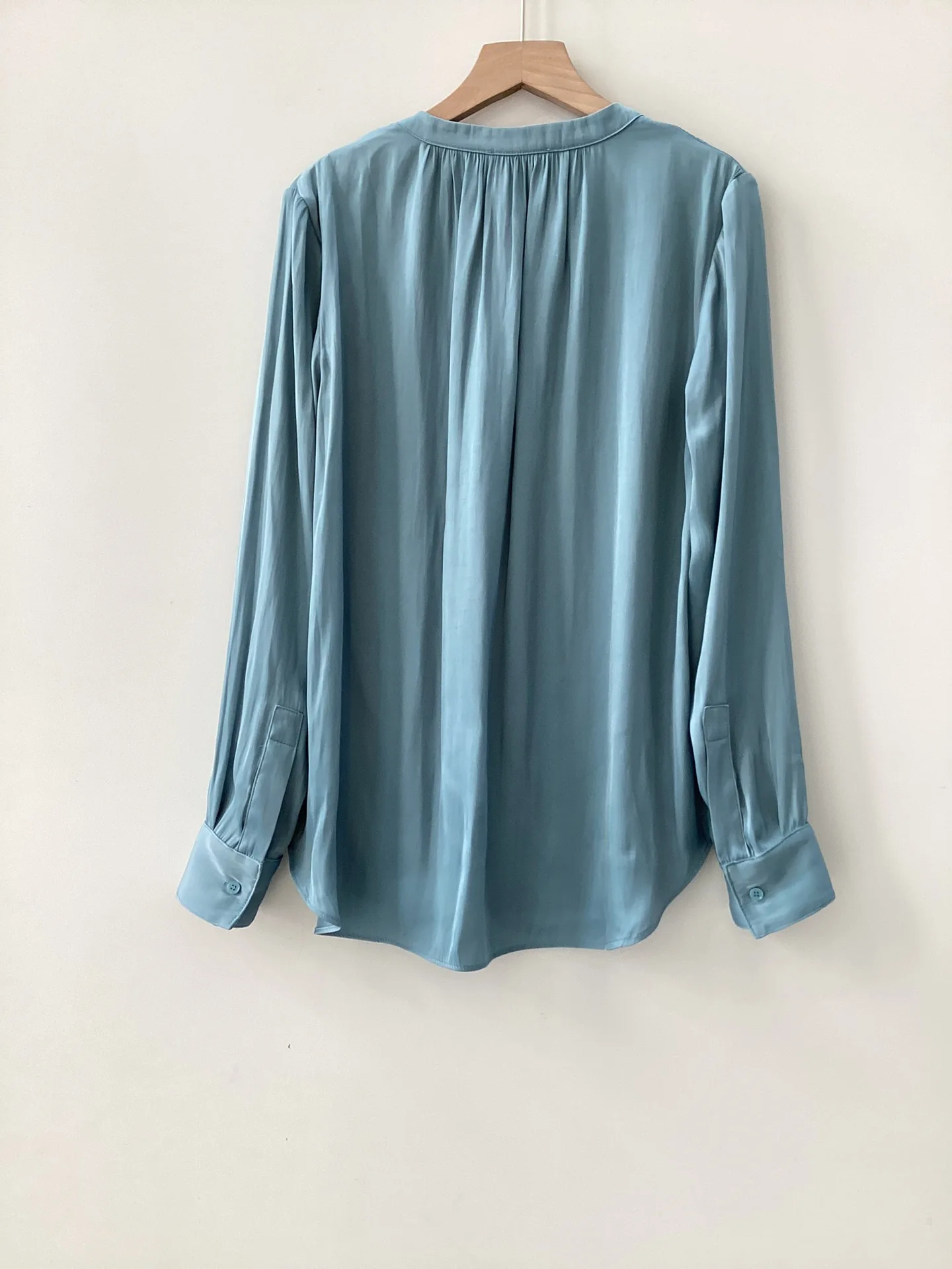 

2023 Spring and Summer New Solid Color V-neck Long-sleeved Blue Shirt Women