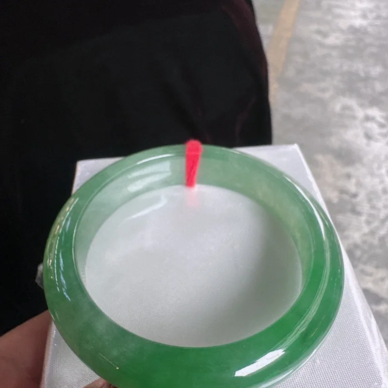 Однородный зеленый плавающий кольцевой браслет из Мьянмы нефрита похожего на