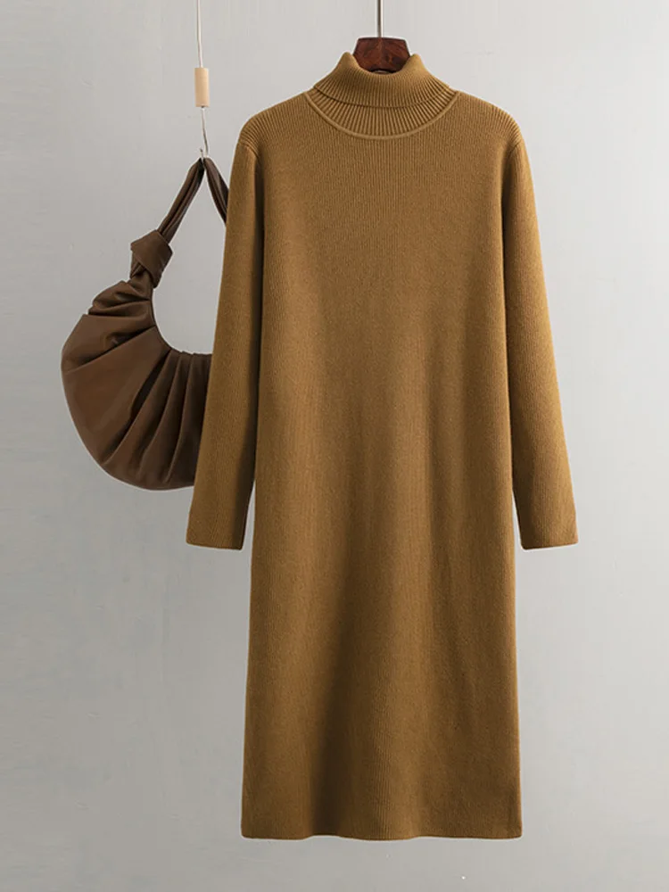 

Женское облегающее платье-свитер средней длины до колен с высоким воротником