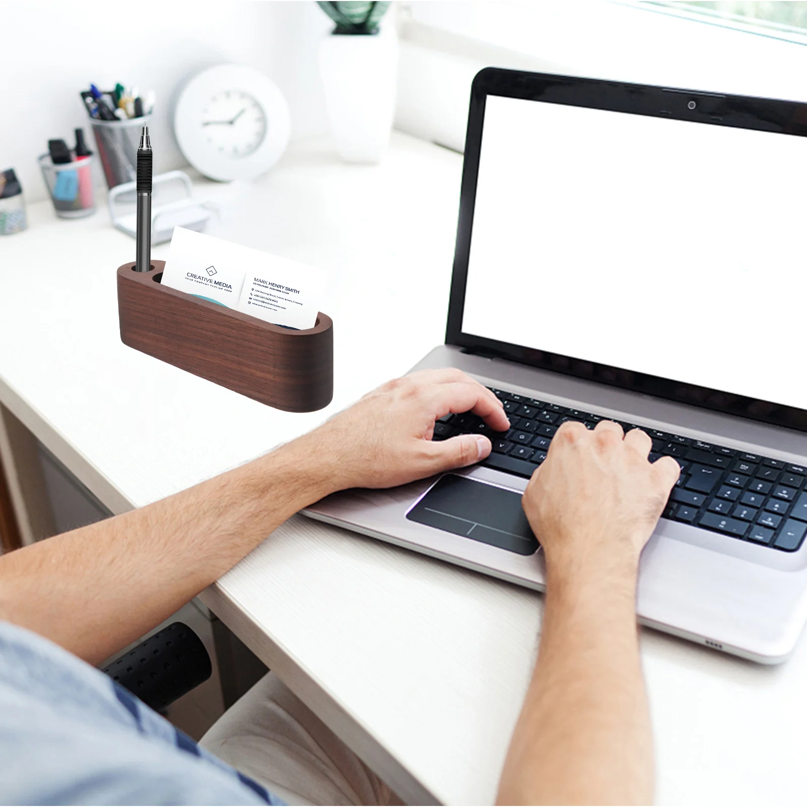 Рисунок 4 - Деревянный держатель для визиток