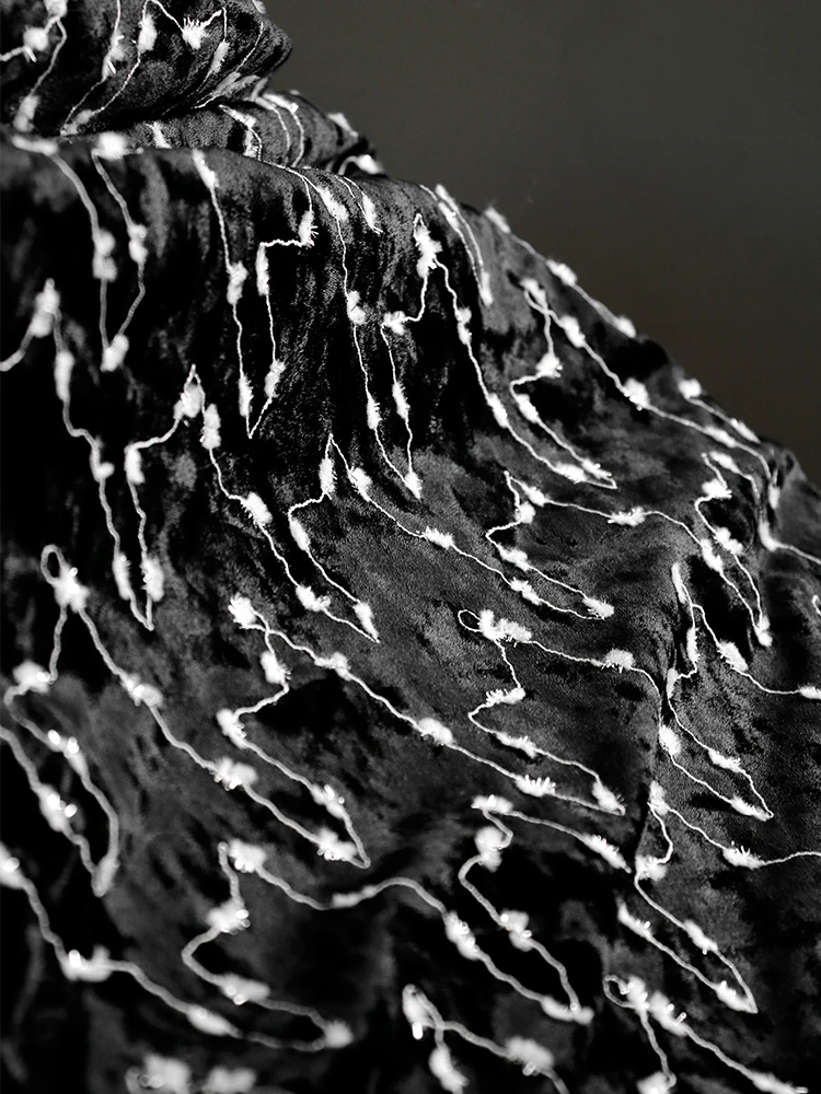 Нишевое бархатное черно-белое жаккардовое текстурное платье с вышивкой для