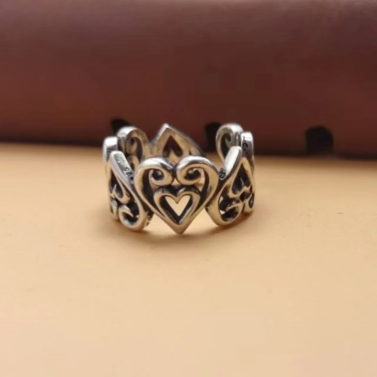 

Корейский стиль S925 Серебряное персонализированное кольцо с полым сердцем женское винтажное модное кольцо с широкими краями Открытое кольцо на указательный палец