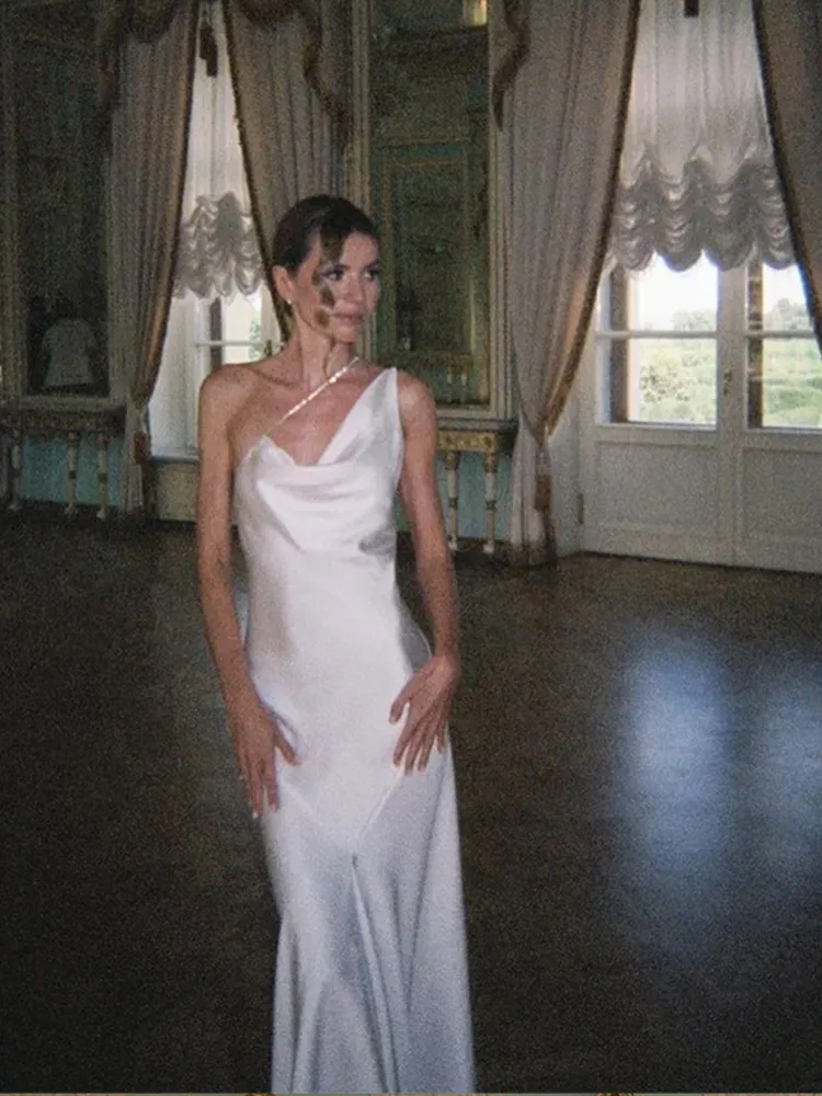 Элегантное женское атласное платье с лямкой на шее привлекательное Белое