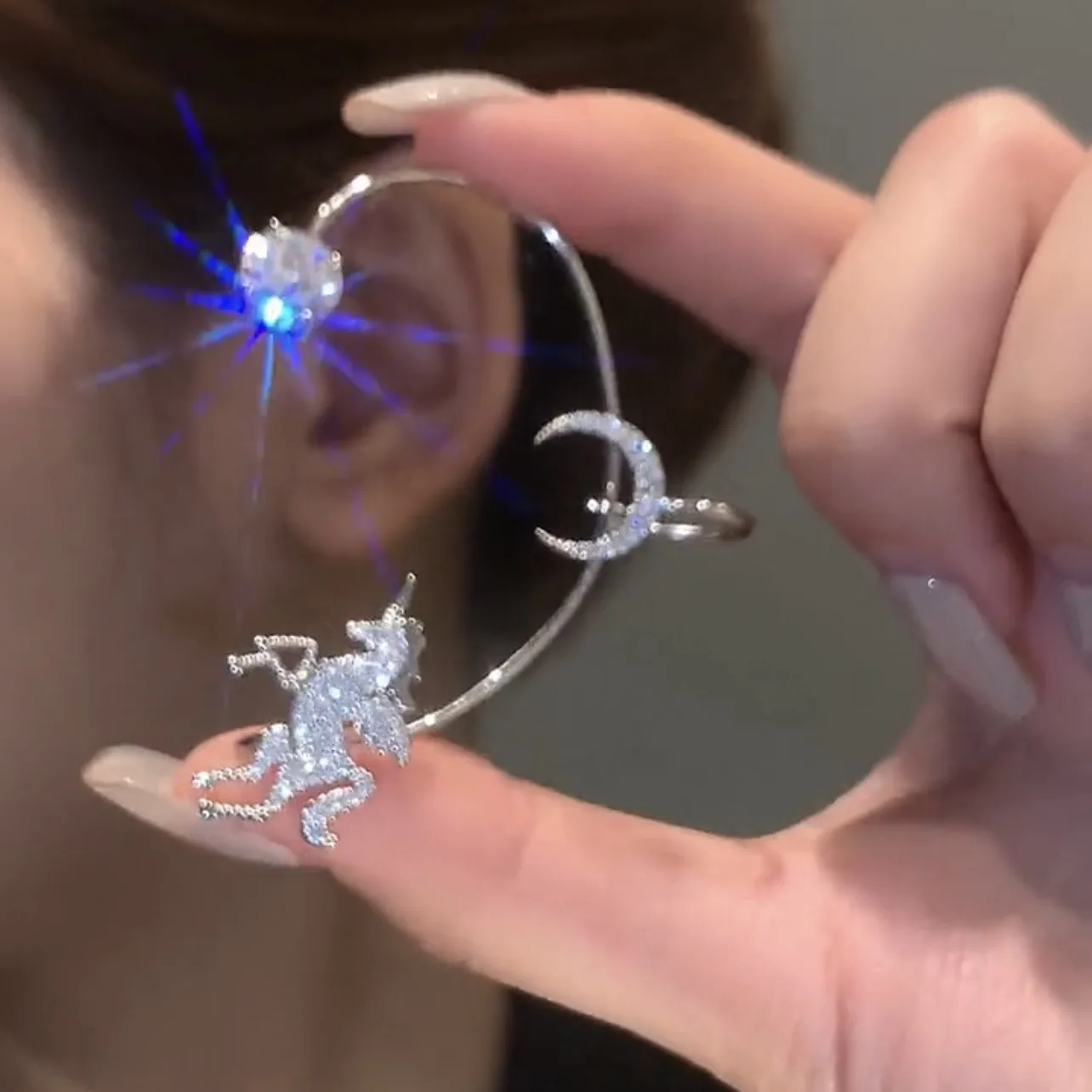 

Inlaid Zircon Small Ear Hook Temperament Micro Inlaid Zircon Light Luxury Style Creativity Ear Hang