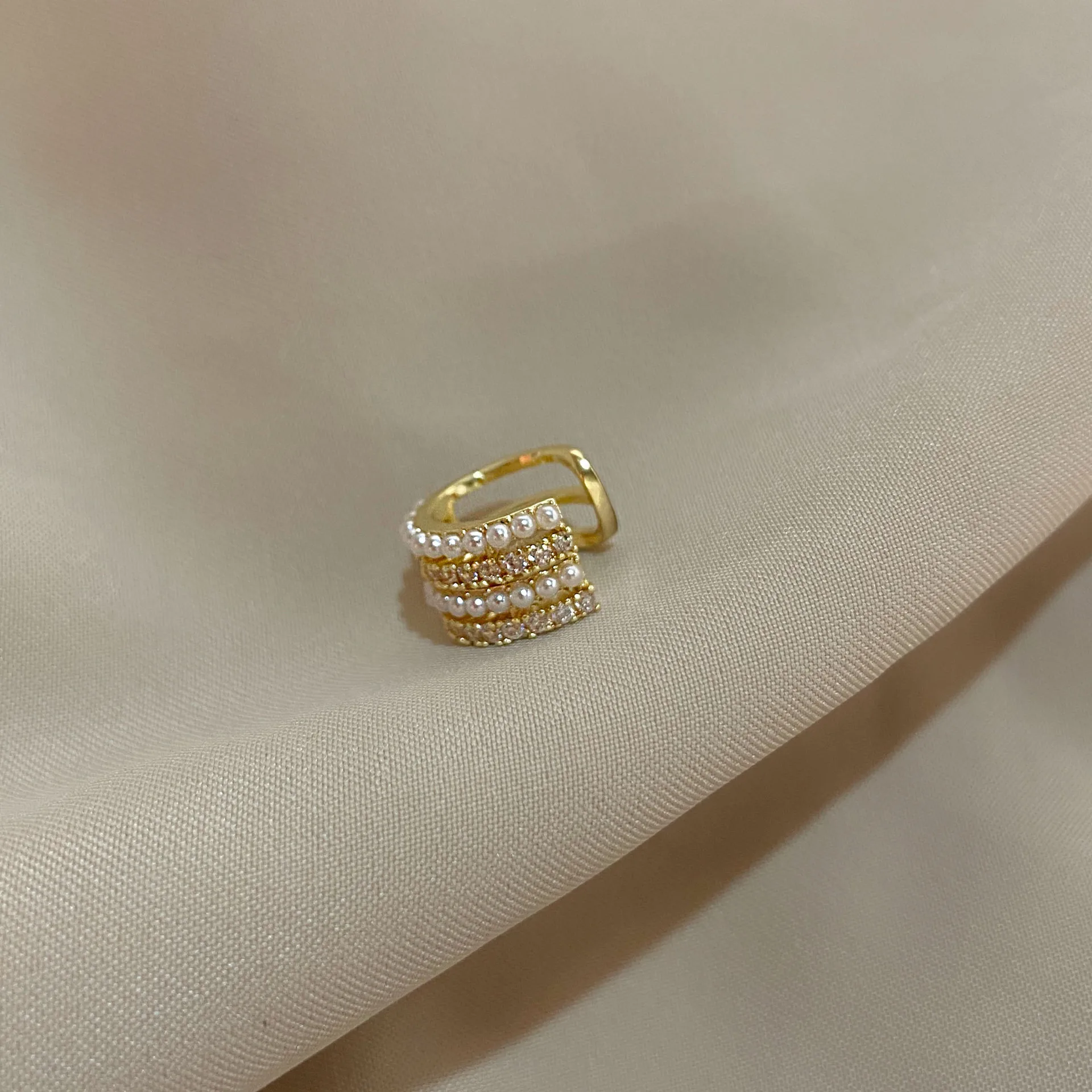 

2021 new high-grade feeling micro inlaid zircon small pearl ear bone clip without ear hole female Korean temperament small and