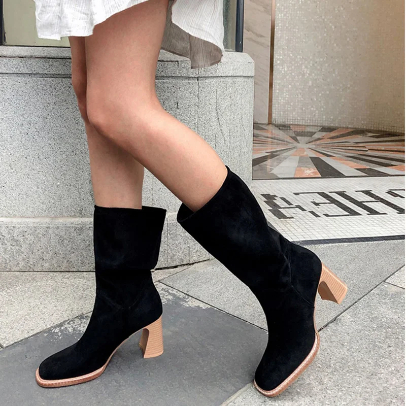 Модные новые женские сапоги до середины икры замшевые на среднем каблуке Женская