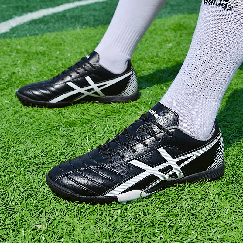 2022 New Fashion Low Football Shoes Men Women Grass Long Spike Soccer Sneakers Men Outdoor Light Futsal Cleats zapatos de futbol