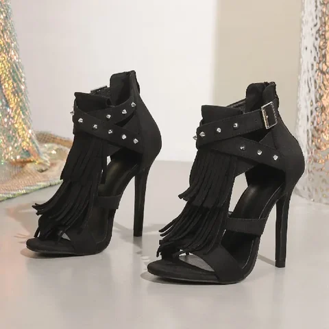 Eilyken/2026, новые весенние модные женские ботинки с кисточками и заклепками и открытым носком, сандалии в уличном стиле, туфли на тонком высоком каблуке с пряжкой и ремешком
