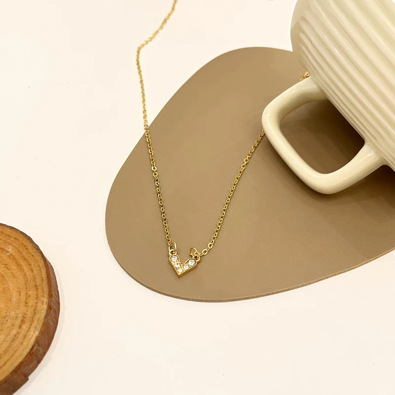 Женское ювелирное изделие колье с цепочкой серебристым покрытием и маленьким