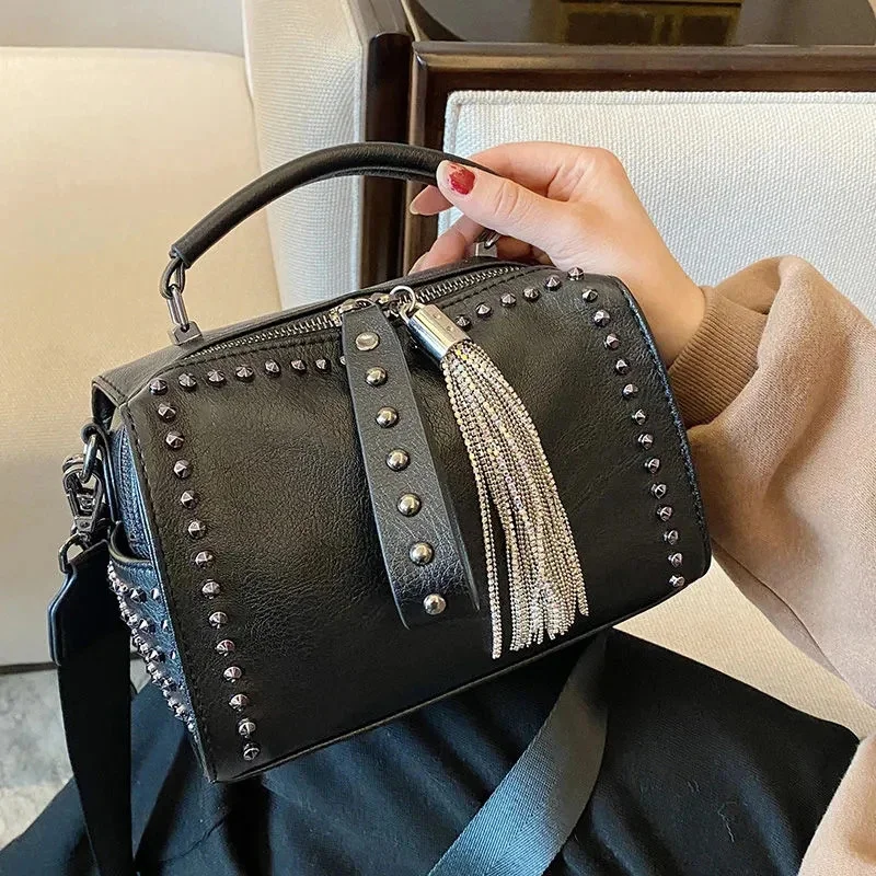 

Fashion Rivet Black Women Handbag Luxury Design Wide Strap Shoulder Bags Chain Tassel Large Capacity Crossbody Bags Boston Totes