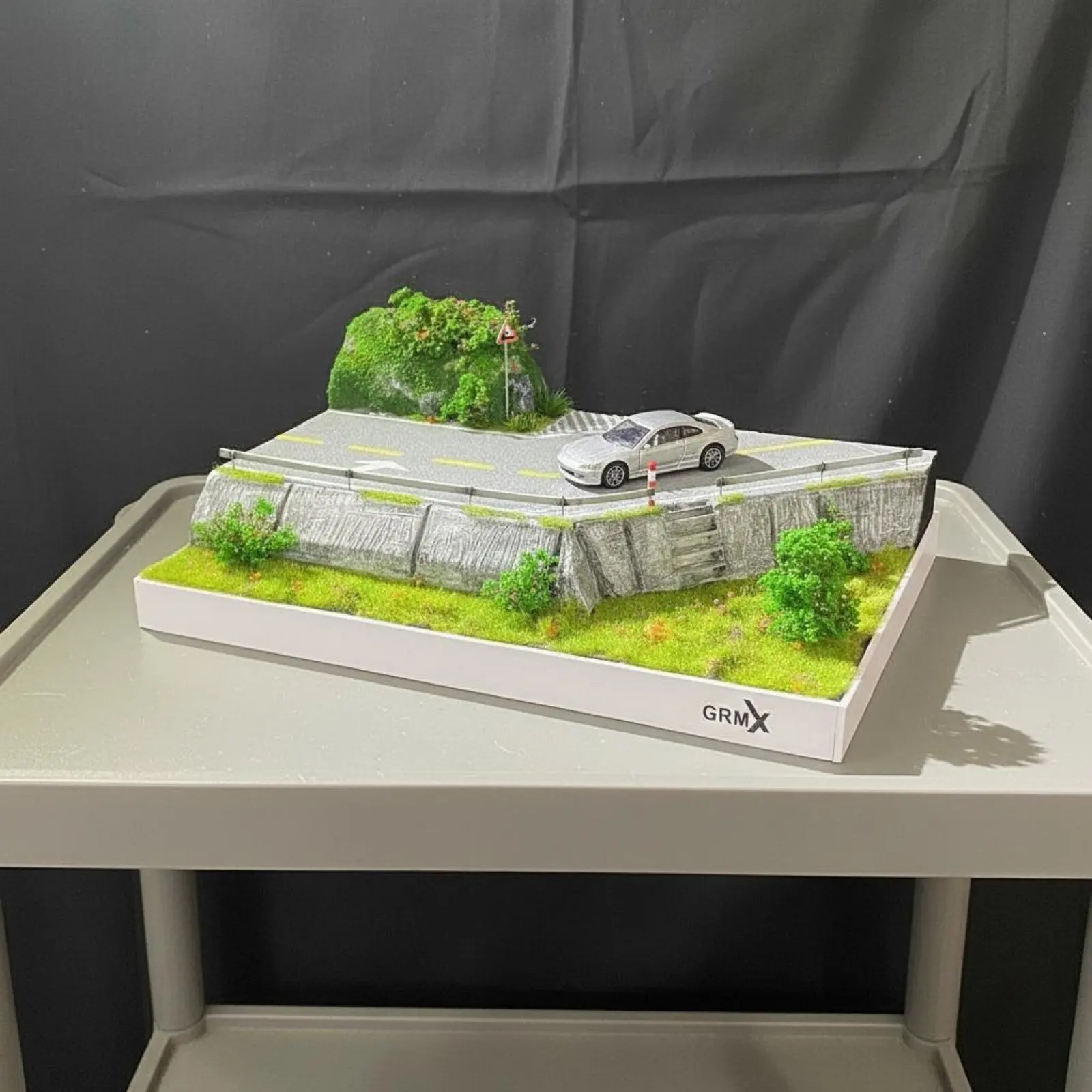 Фото Миниатюрная модель автомобиля 1:64, миниатюрная сцена, сделанная вручную, имитация ландшафта с холмистой местностью, реалистичные детали для демонстрации №1