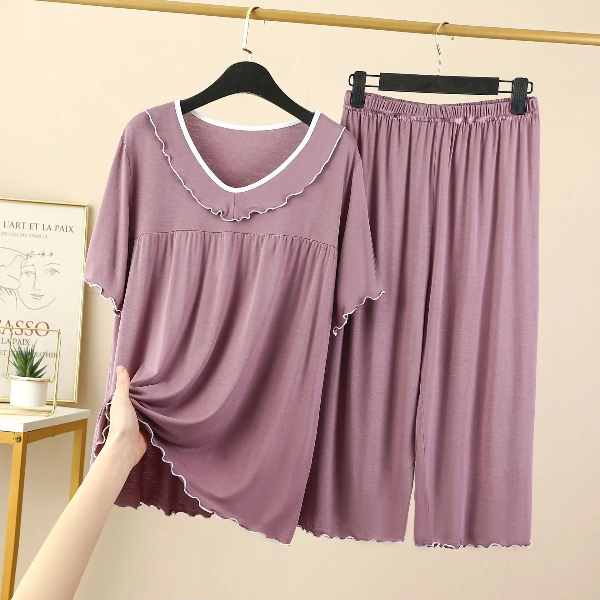 Пижамный комплект женский с V-образным вырезом из брюк-капри коротким рукавом