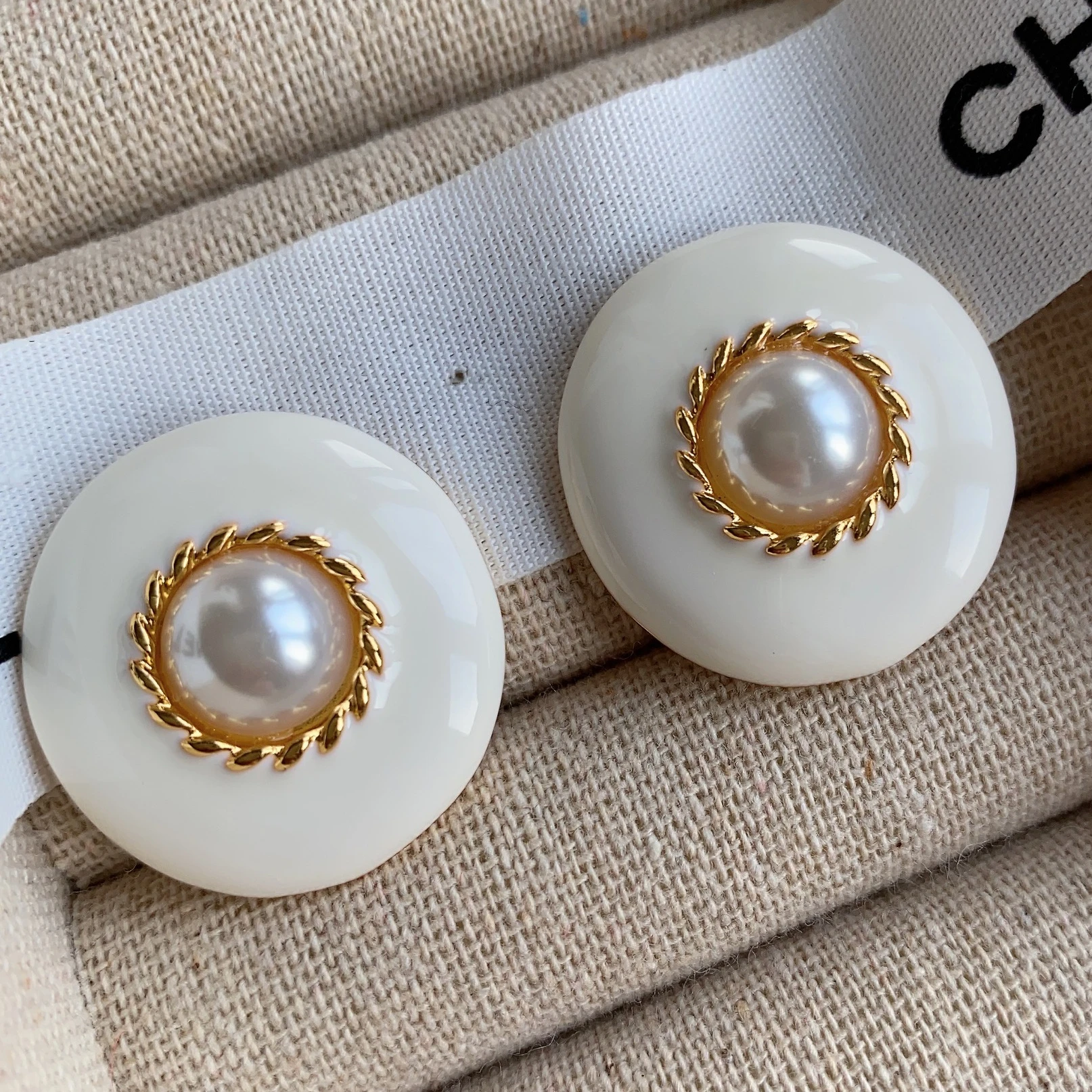 

Ananas Vintage Earrings Vintage Ins Harbour Style Pearl White Enamel Drop Glaze Stud Earrings Fashion Fine Jewelry 2023 in New