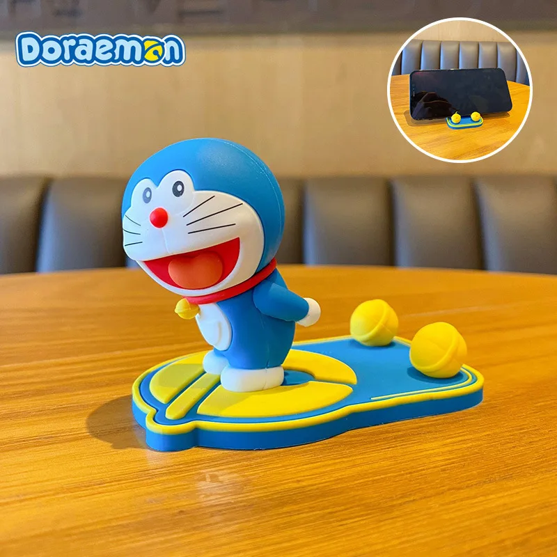 Фото Оригинальный держатель для телефона Doraemon Bend Over Kick, портативный, из ПВХ, для спальни и рабочего стола, украшение, подарок для девочки на праздник №4