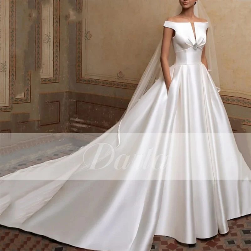 

Белое элегантное матовое атласное свадебное платье Darla, ТРАПЕЦИЕВИДНОЕ свадебное платье со шлейфом, открытыми плечами и брошью со стразами, 2023, свадебные платья, платье