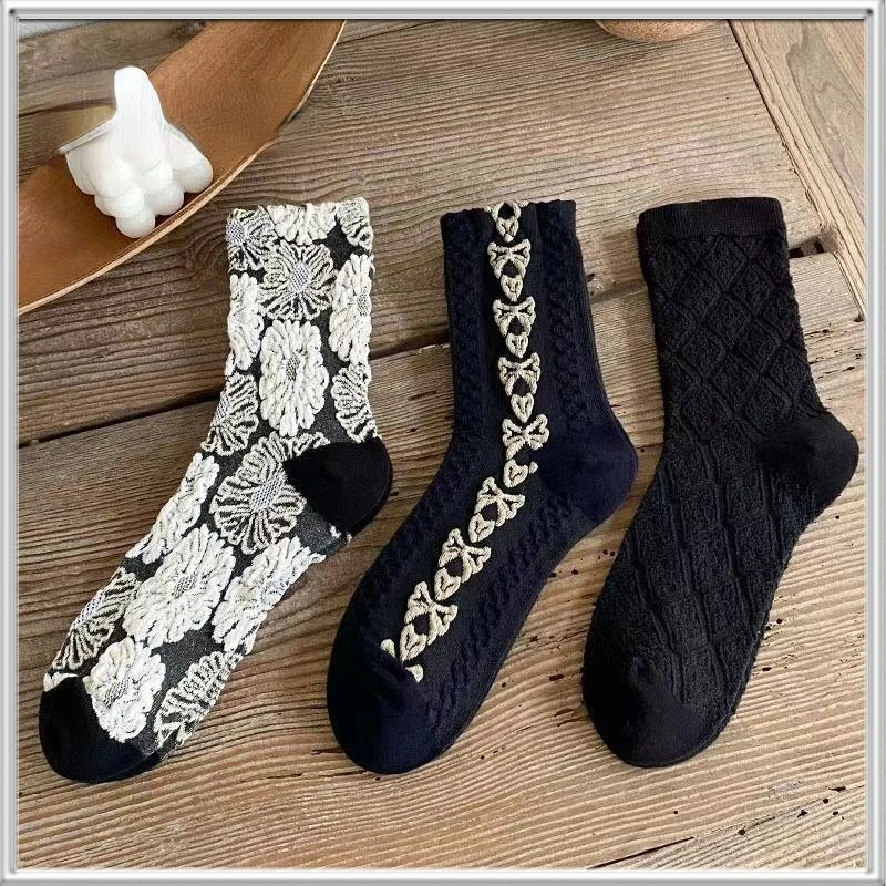 

3 Pair Vintage Embroidered Flower Socks Elegant Lady Casual Match Middle Tube Socks 2022 Spring Fashion Women's Socks