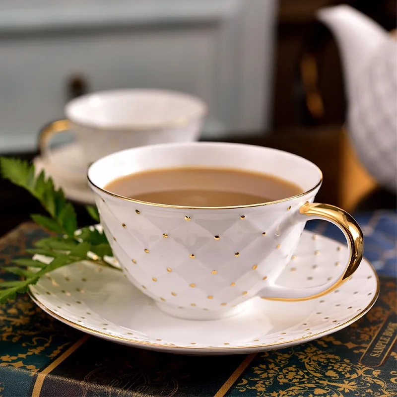 

Набор керамических кофейных чашек из костяного фарфора, королевская Роскошная фарфоровая чайная чашка ручной работы, современные белые ча...