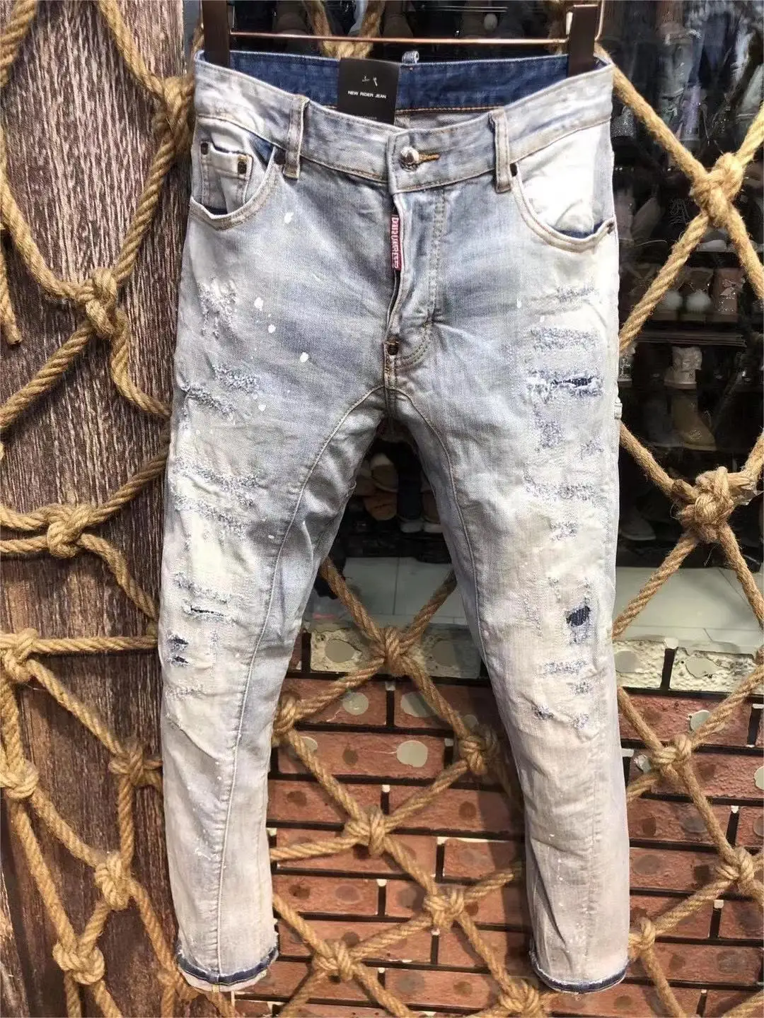 

2023 new fashion tide brand men's washing worn out torn paint locomotive jeans A212