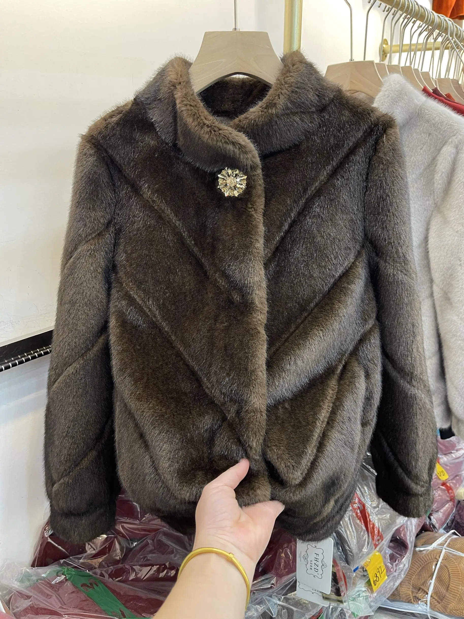 Модное женское платье среднего возраста короткая меховая верхняя одежда новинка