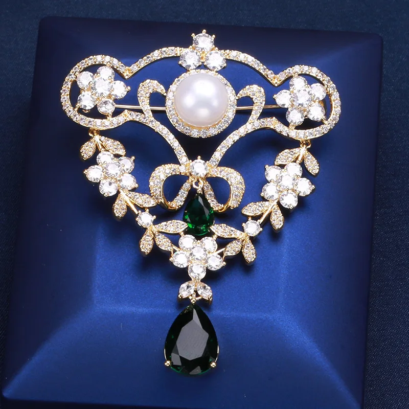 

Retro Palace Style Copper Plated Gold Geometric Brooches Hollow Design Zircon Pendant Brooch Pin for Women Accessories Jewelry