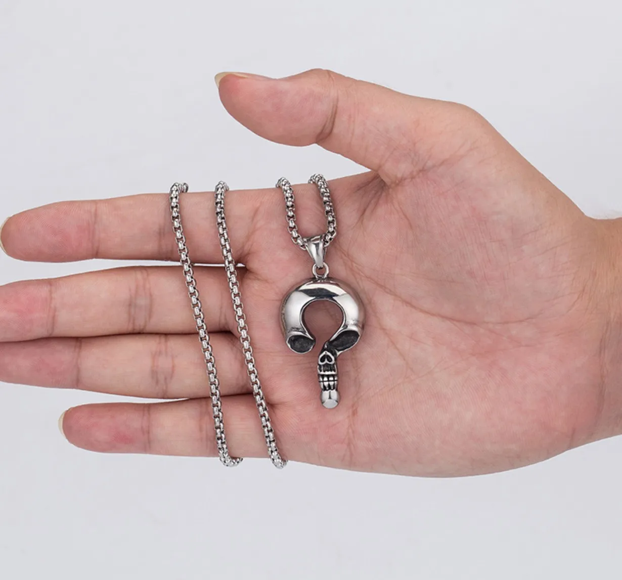 

2023 Trend Europe and America High Quality New Personalized Bench Chair Boutique Hip Hop Pendant Necklace Party Gift