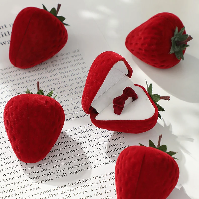 

Креативная шкатулка для колец, бархатная красная шкатулка для ювелирных изделий в форме клубники, чехол для сережек, держатель для сердца, п...