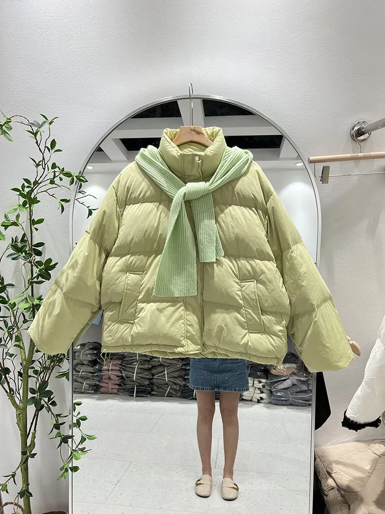 Женский пуховик на белом утином пуху с вязаным капюшоном и шарфом