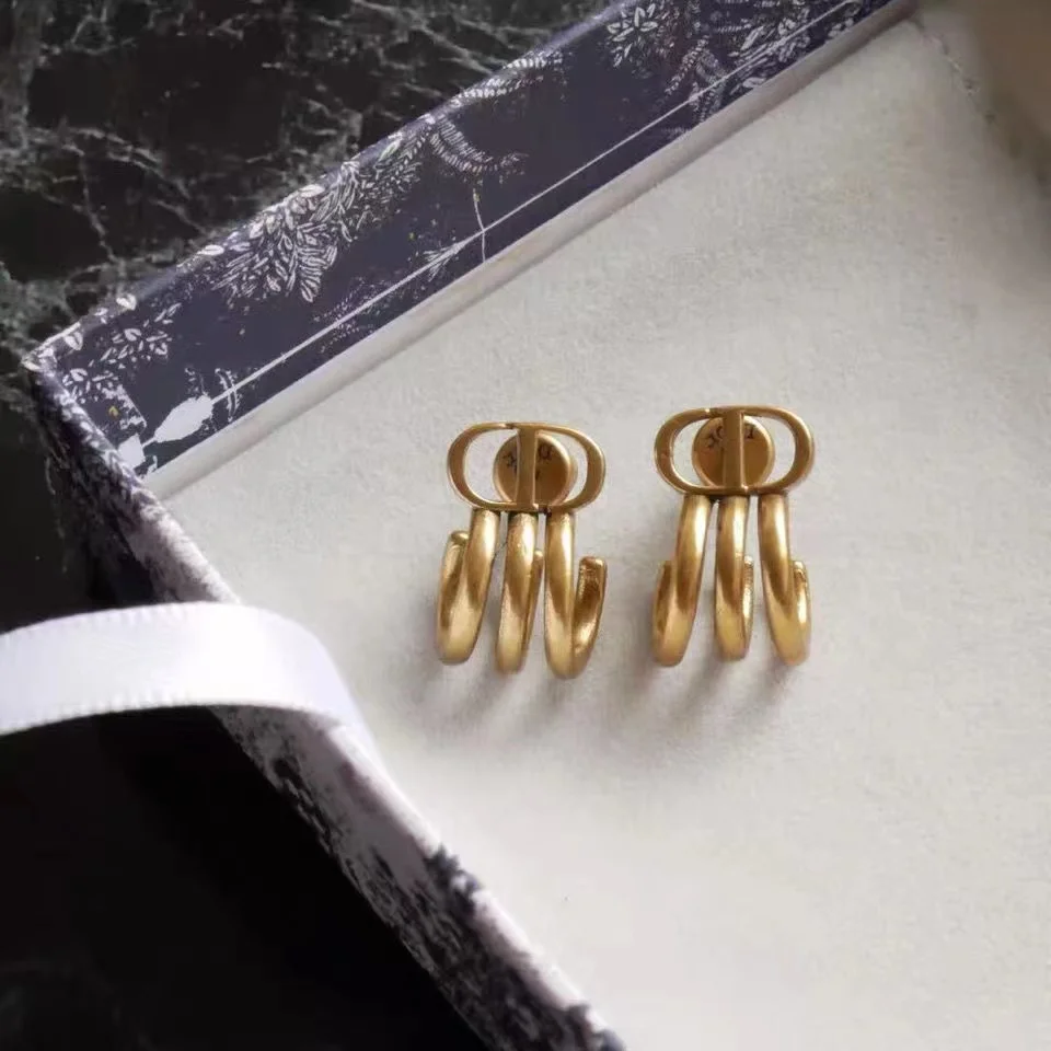 

Simple style girl letter CD claw earrings, women's vintage stud earrings 1 pair