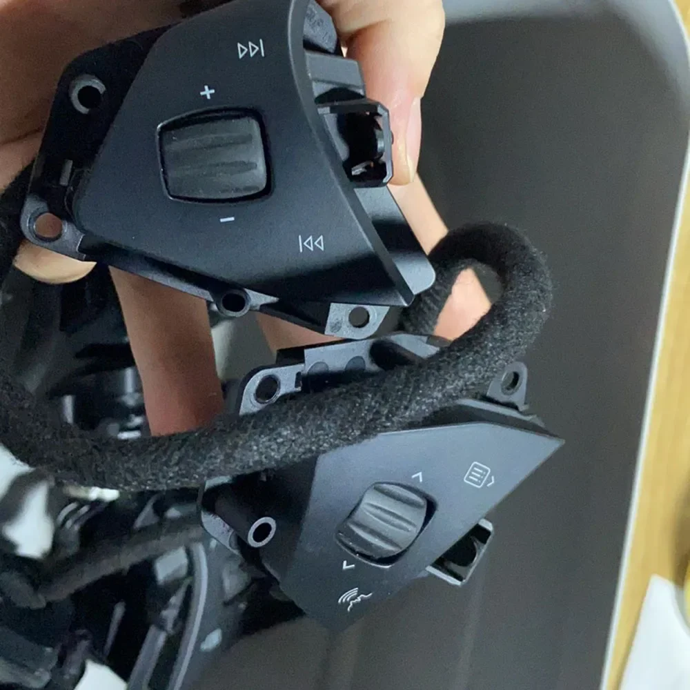 1013242 -00-H Кнопки голосового управления аудиосистемой на рулевом колесе Tesla