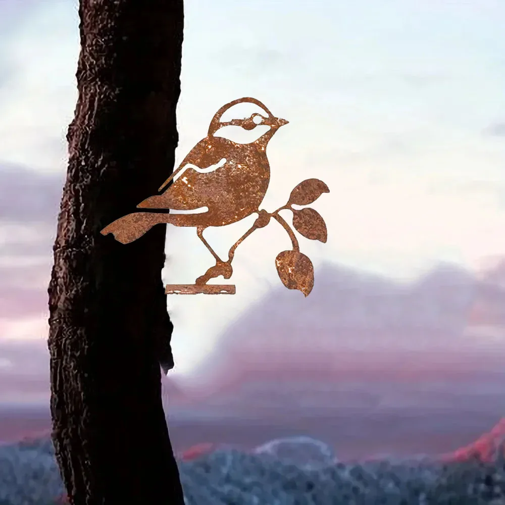 Элегантное украшение сада Chickadee с черной крышкой — изысканное ржавой грацией.