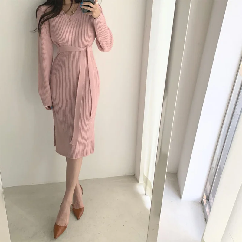 

Женское трикотажное платье-миди с V-образным вырезом и длинным рукавом