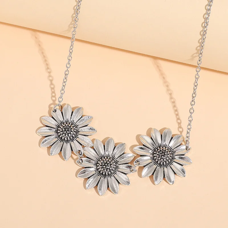 

New retro daisy alloy necklace personality niche design trend sunflower collarbone chain