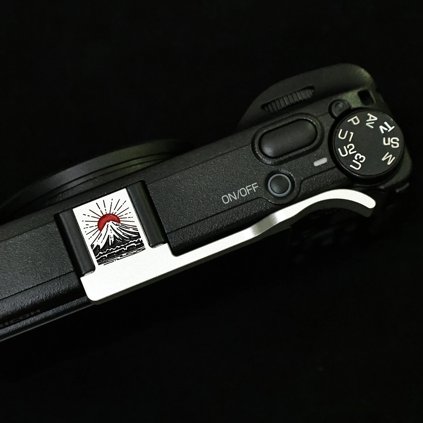 Фото Металлический портативный кронштейн-держатель для камеры Ricoh GR4 GRIV с подставкой для большого пальца (Hot Shoe Thumbs Up Grip) №5