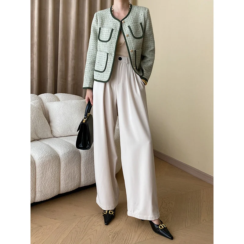 Рисунок 3 - Женское твидовое пальто с контрастными карманами