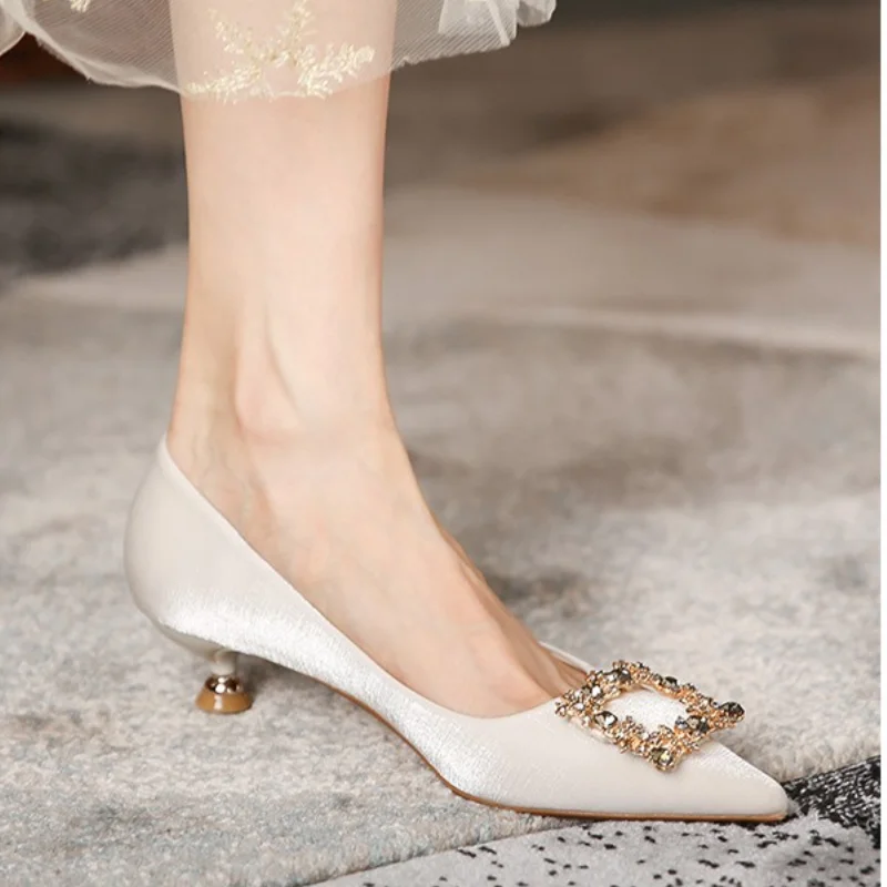 Женские туфли-лодочки с острым носком на высоком тонком каблуке