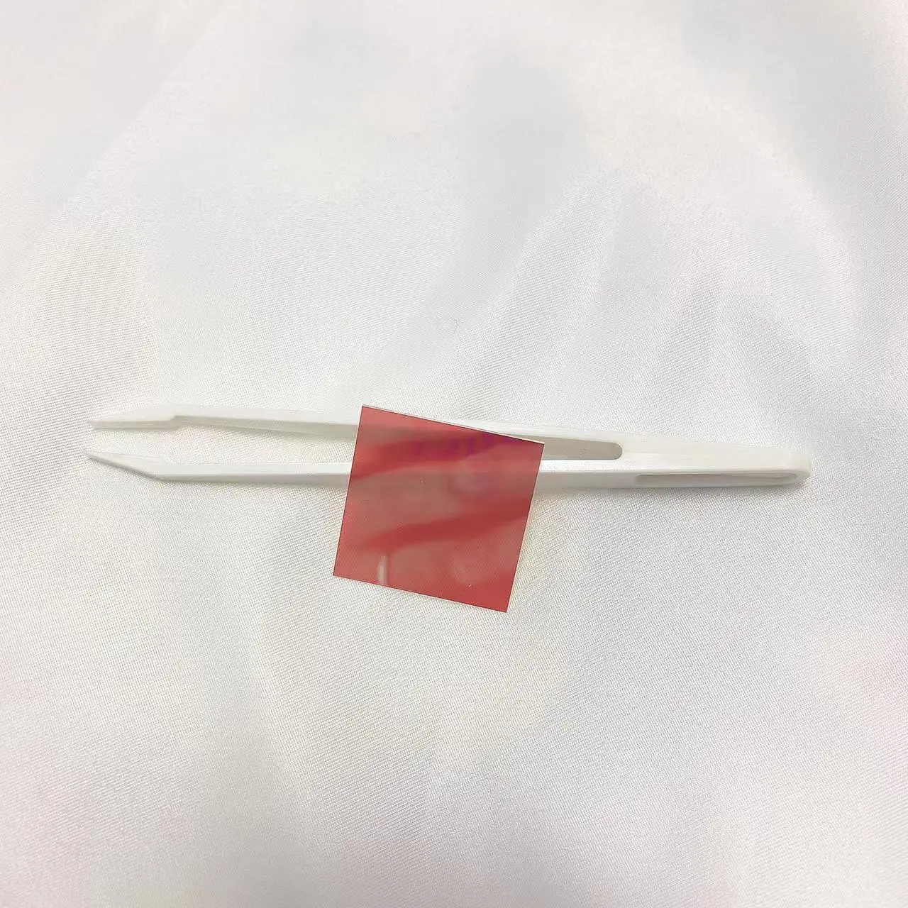 

Size 30x30mm Square Shape Light Red Color 635nm Narrow Band Filter Glass NP635