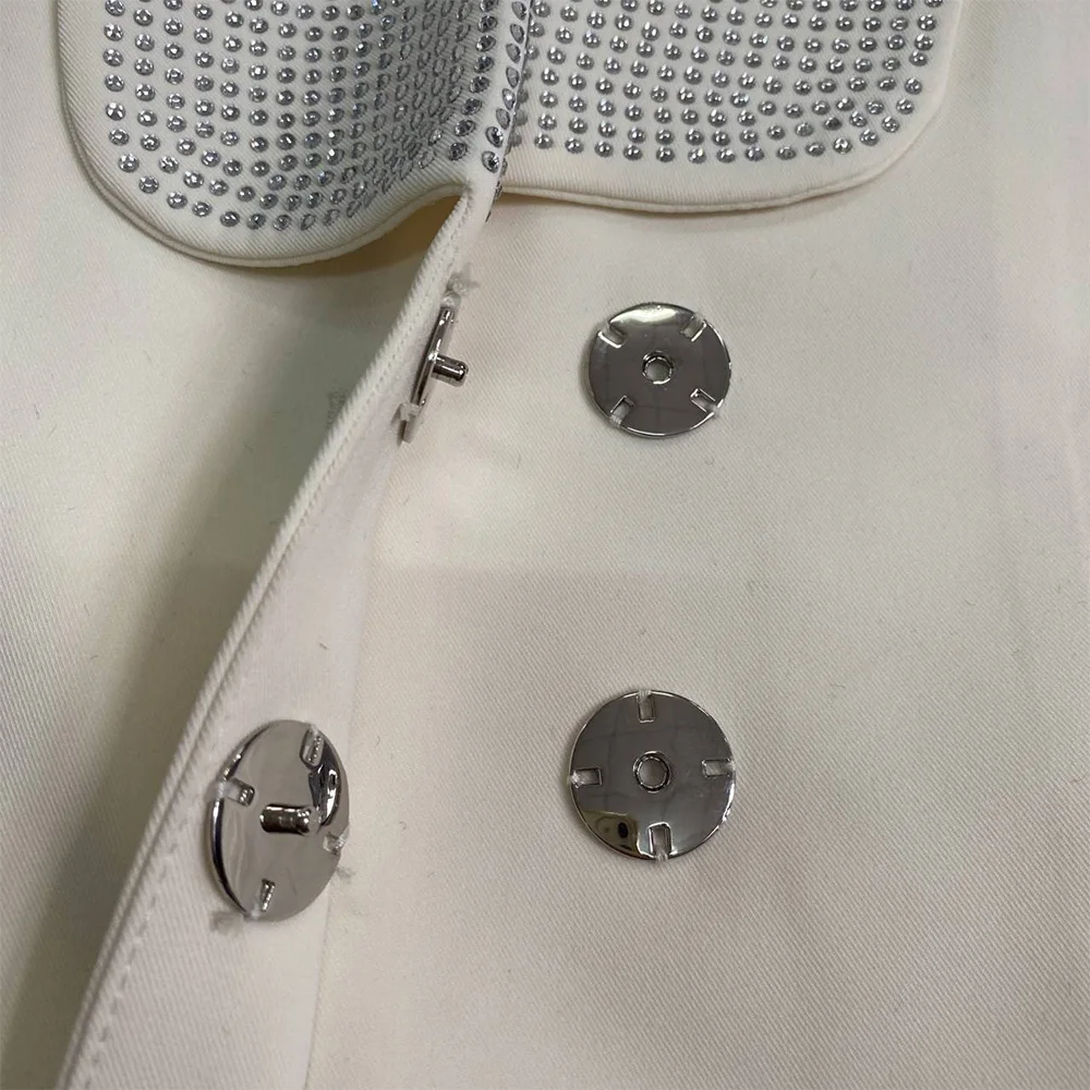 Рисунок 3 - Женский белый блейзер BLCG D2 с