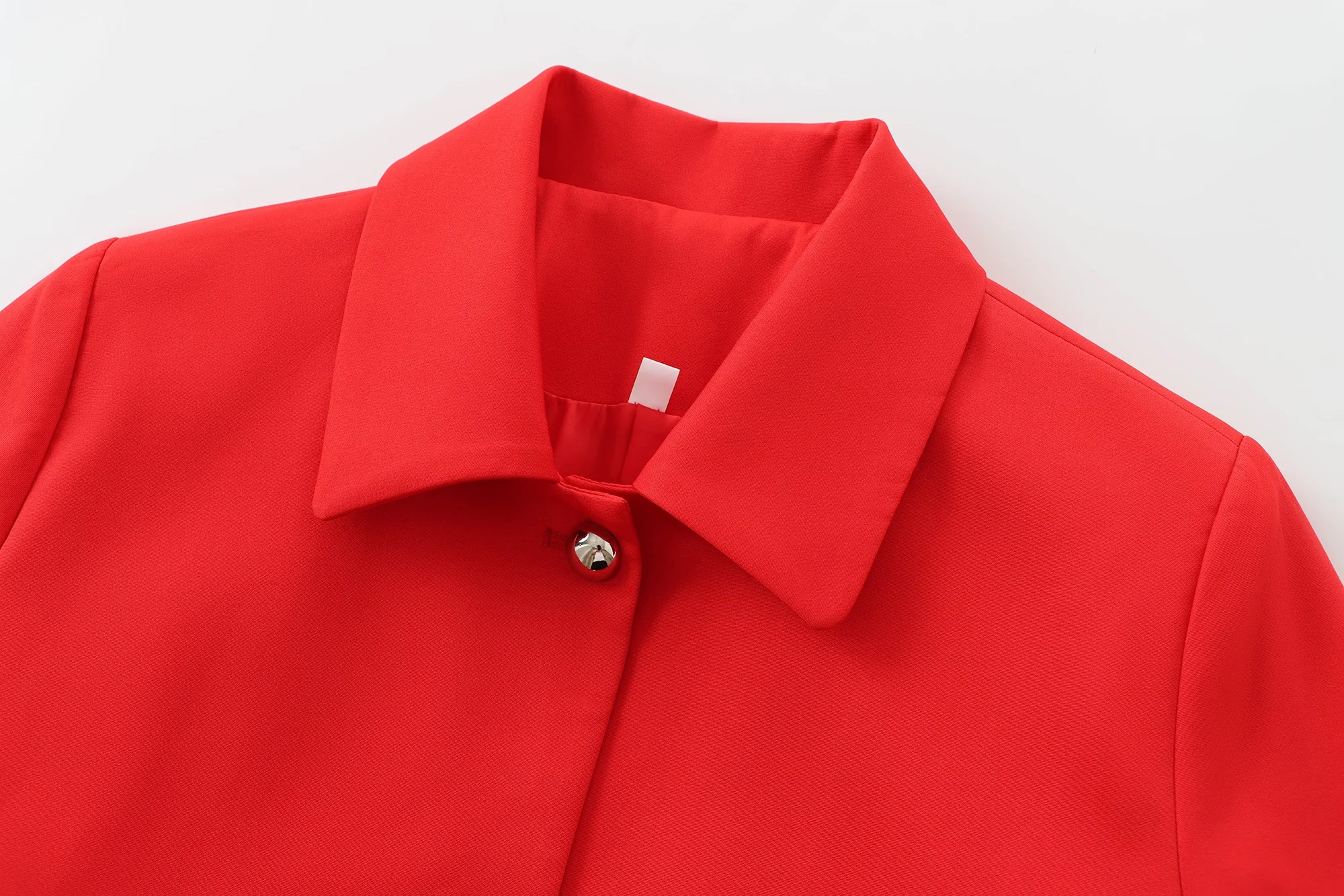 Женская короткая куртка на пуговицах с отложным воротником