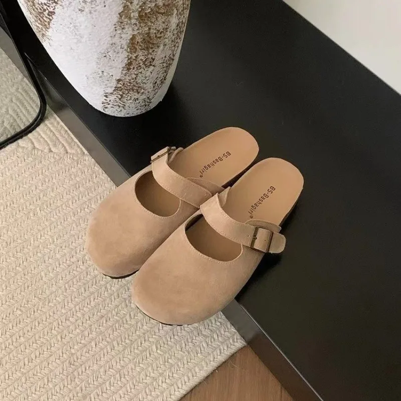 Женские босоножки на низком каблуке кожаные бархатные замшевые с резиновой