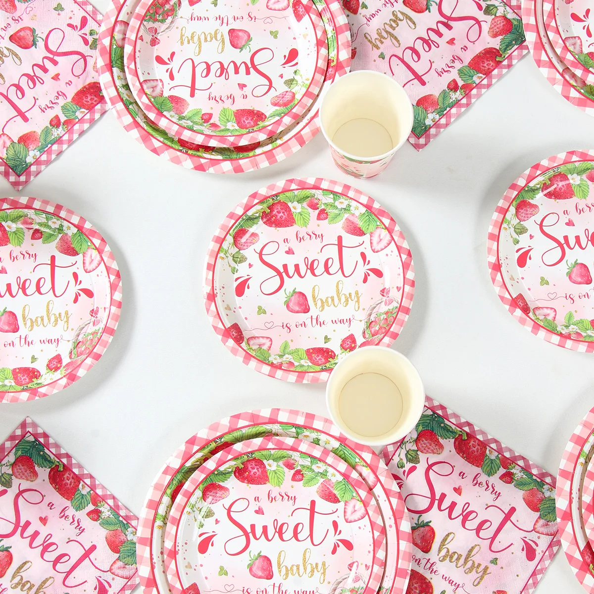 Одноразовая посуда с розовыми фруктами и клубникой 8 гостей