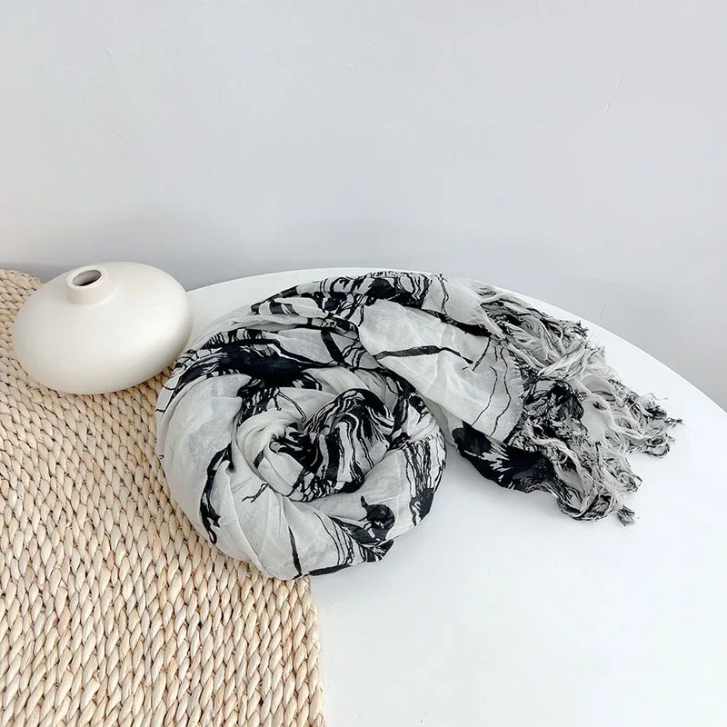 Фото Льняной шарф-платок 2026 Bohemian Black White Ink Floral для женщин, летний, с необработанным краем, с бахромой, с художественным принтом, длинный шарф на шею №2