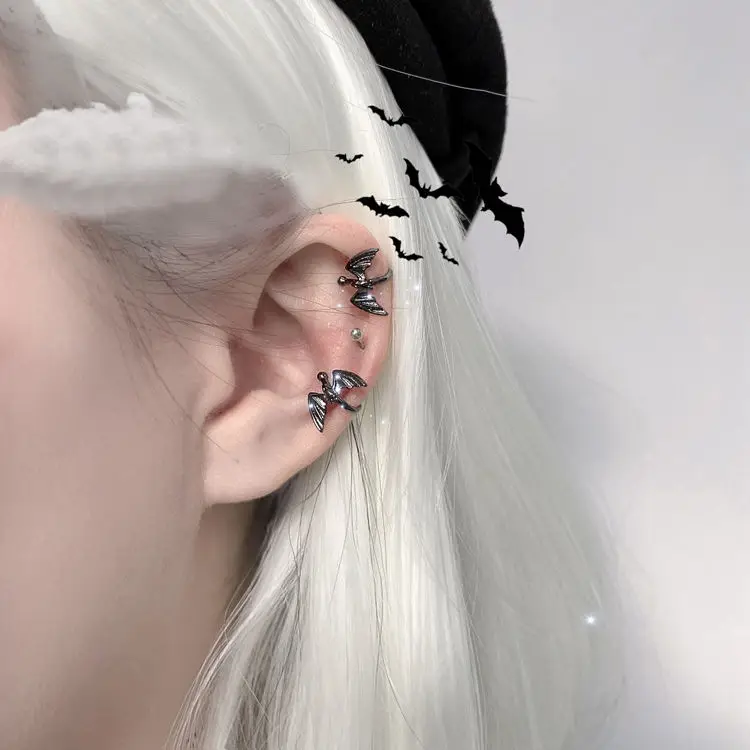 

2022 New Bat Ear Clip for Women Men No Pierced Ears Jewelry Retro Aesthetic Earrings Gothic Clip on Earrings Delicate Ear Cuff