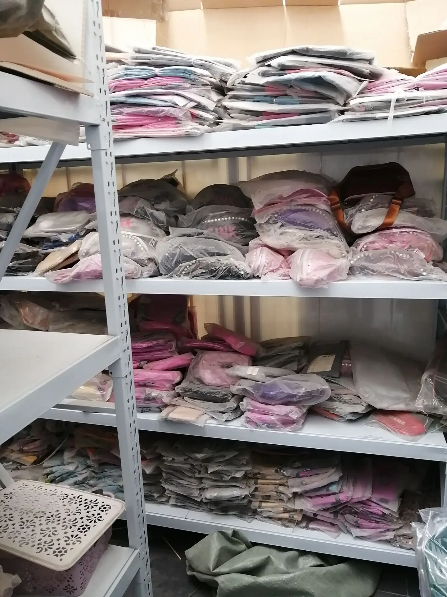 

Due to insufficient funds, all cosmetic bags vip waist bag luxury women's men's bags fanny pack school bags are sold at a loss