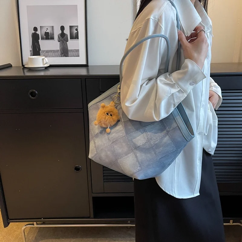 Large Capacity Push Argyle Lattice One Shoulder Female Bag Cute Plush Small Pendant Portable Large Bag Irregular Lady Bag
