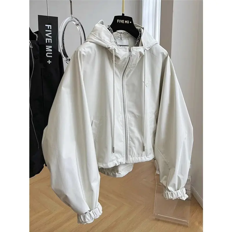 Женская куртка с капюшоном