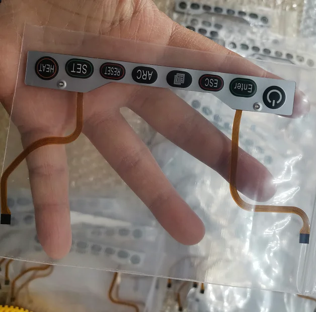 H5 Optical Fiber Splicing Machine Arranges Cables Red Light of H5 Windproof Cover on The Left Chuck of Heating Furnace.