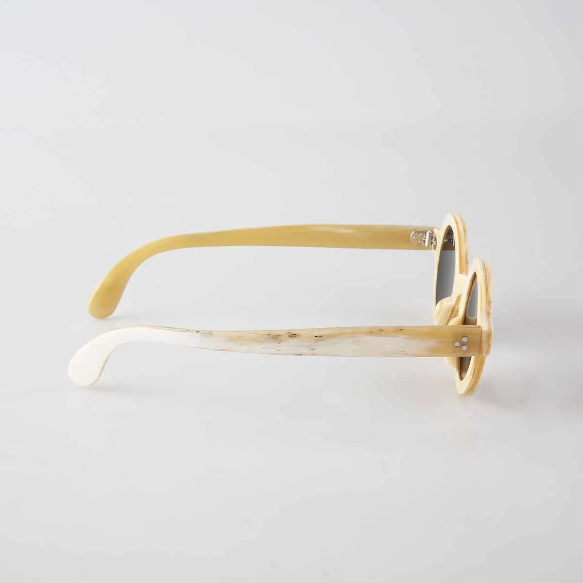 Солнцезащитные очки в круглой оправе из натурального материала