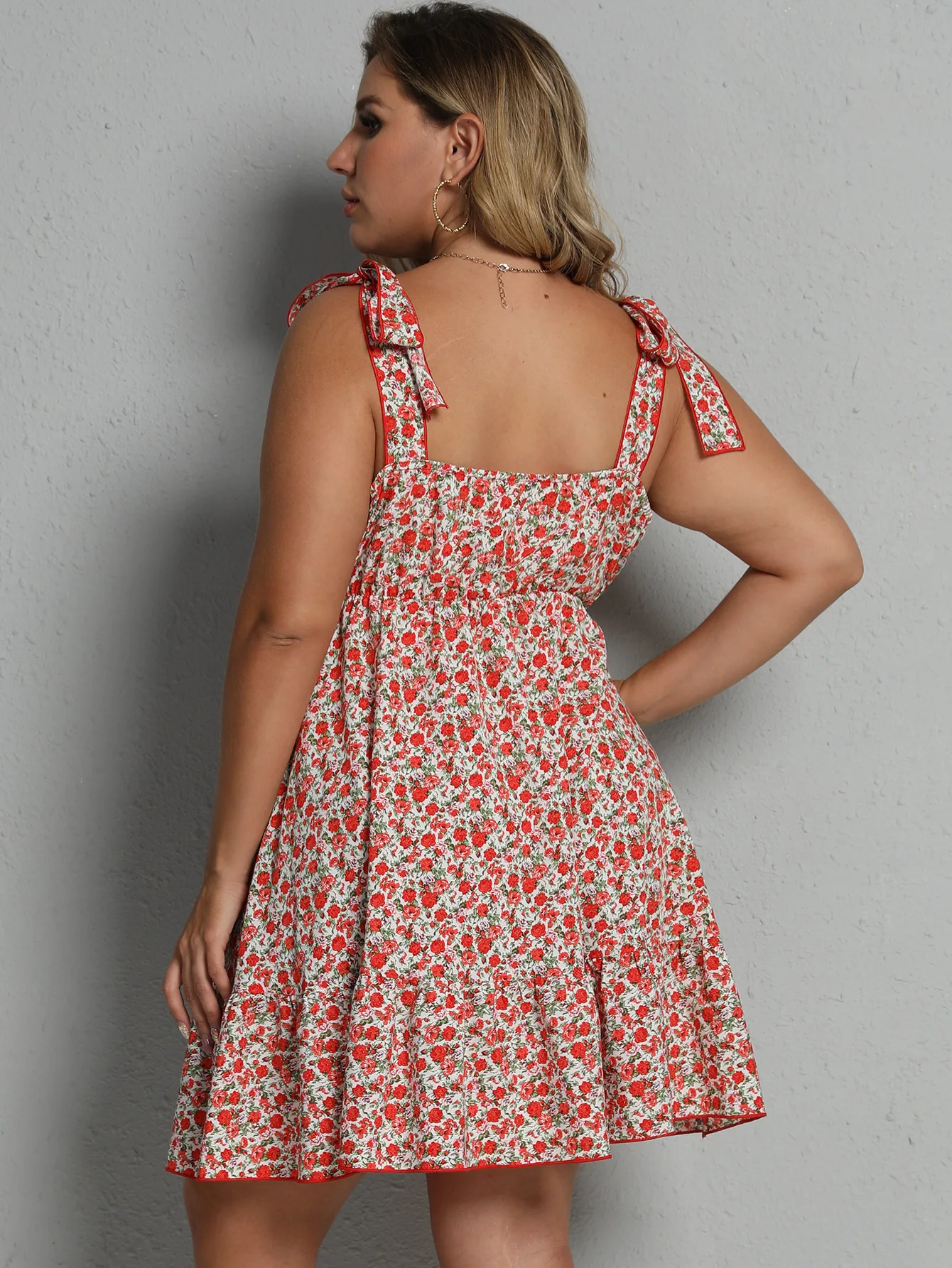 Женское короткое платье с цветочным принтом V-образным вырезом без рукавов |