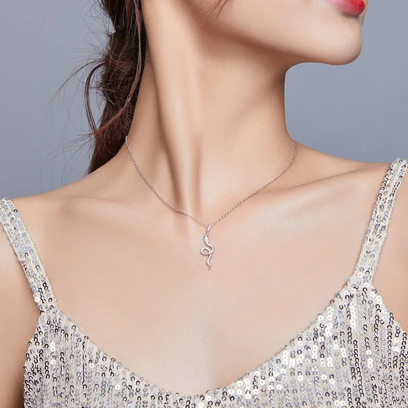 Ожерелье Зеленые глаза Змеи 2022 Новинка для женщин Модная Личность Роскошный Подвеска Свадебные украшения Подарки на День Рождения